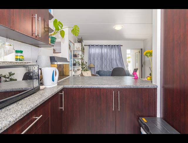 2 BEDROOM APARTMENT FOR SALE IN TABLE VIEW
